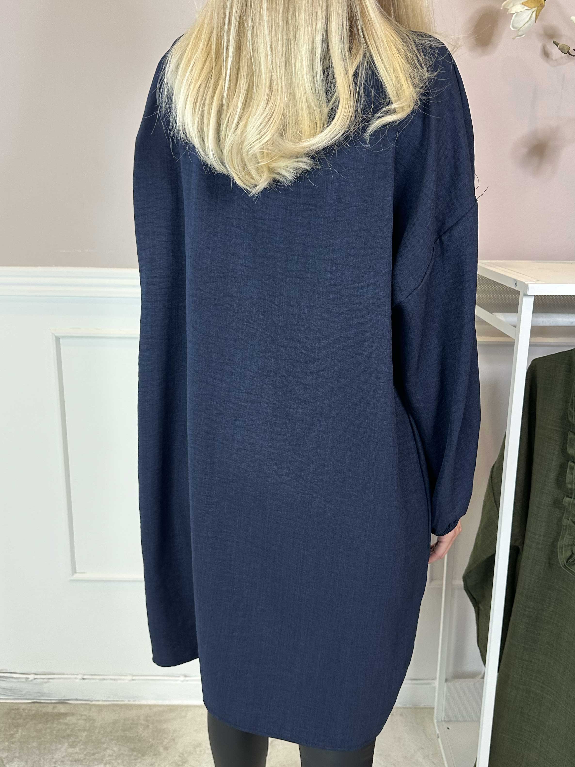 Cassia Plain - Tunikakjole med flæser ved brystet